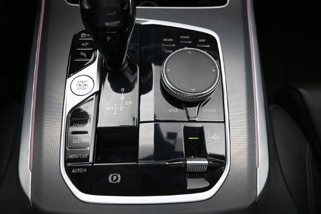Used 2022 White BMW sDrive40i image 29