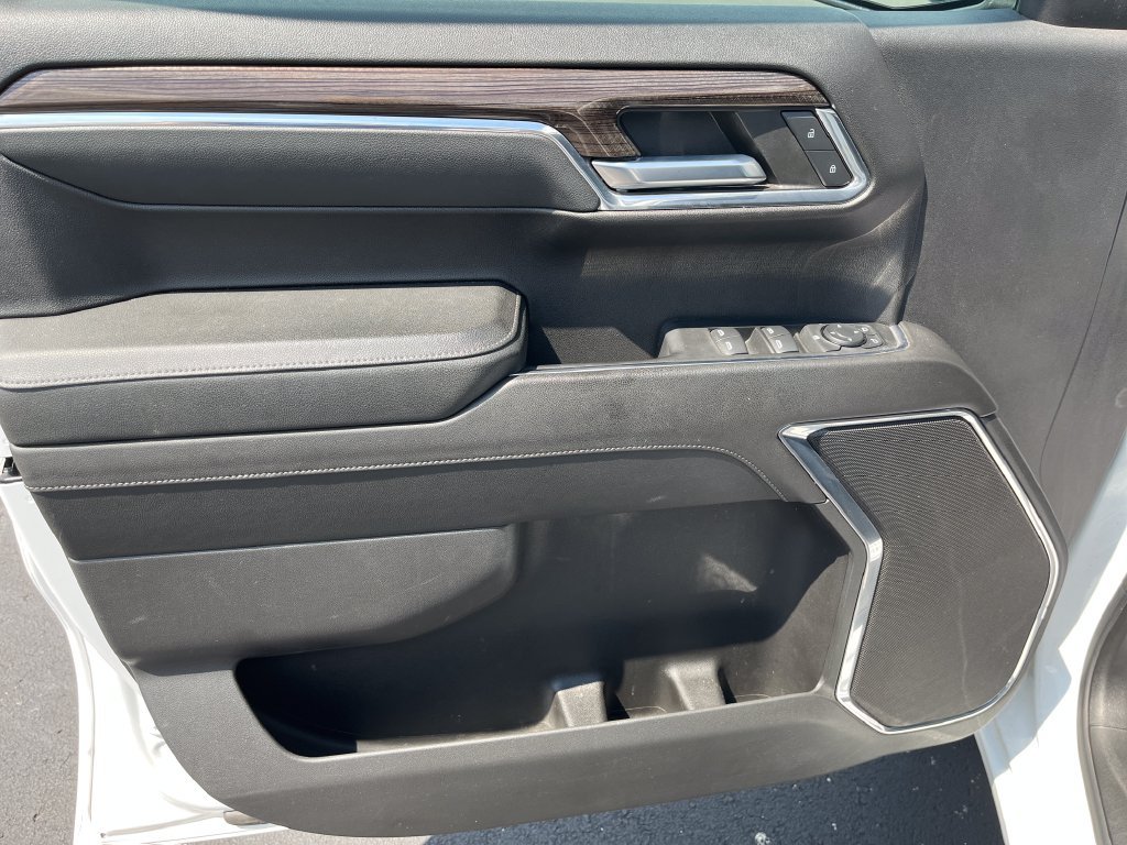 Used 2024 White Chevrolet LT image 12