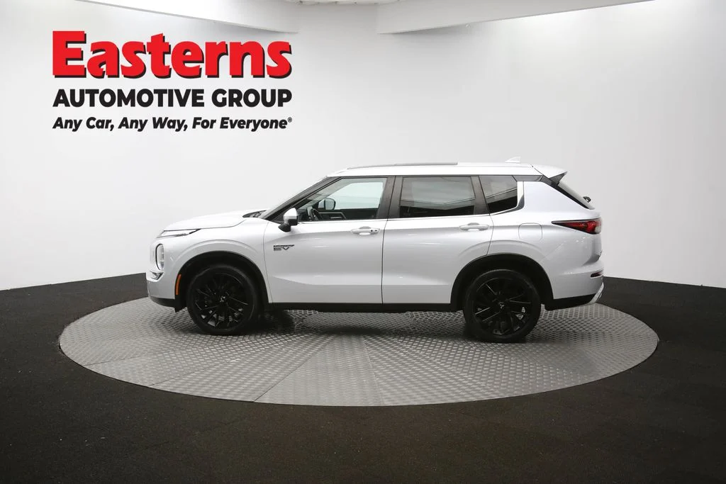 Used 2023 White Mitsubishi SE image 61