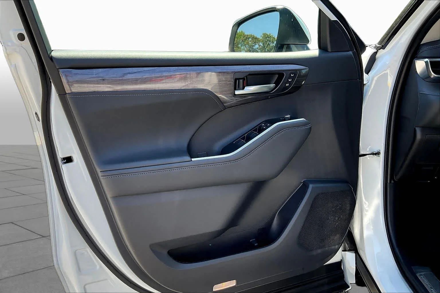 New 2026 Wind Chill Pearl Toyota Platinum image 10