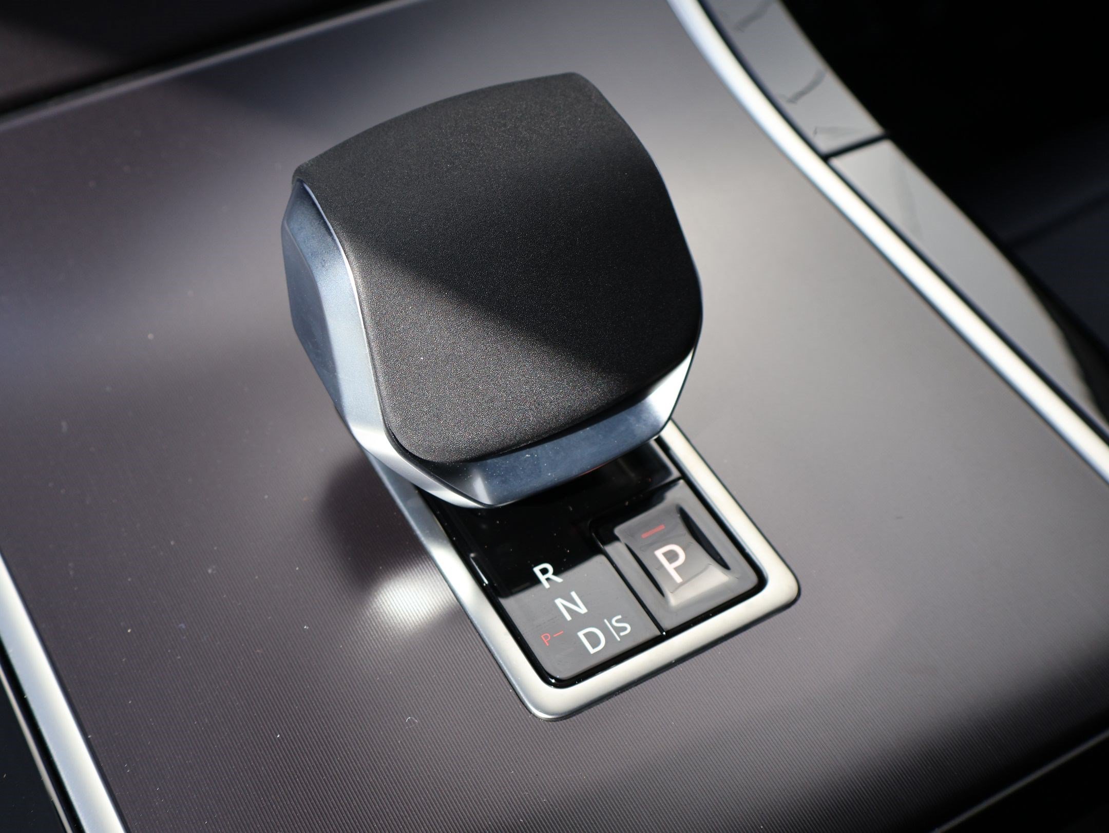 New 2026 Santorini Black LAND ROVER Belgravia Edition image 15