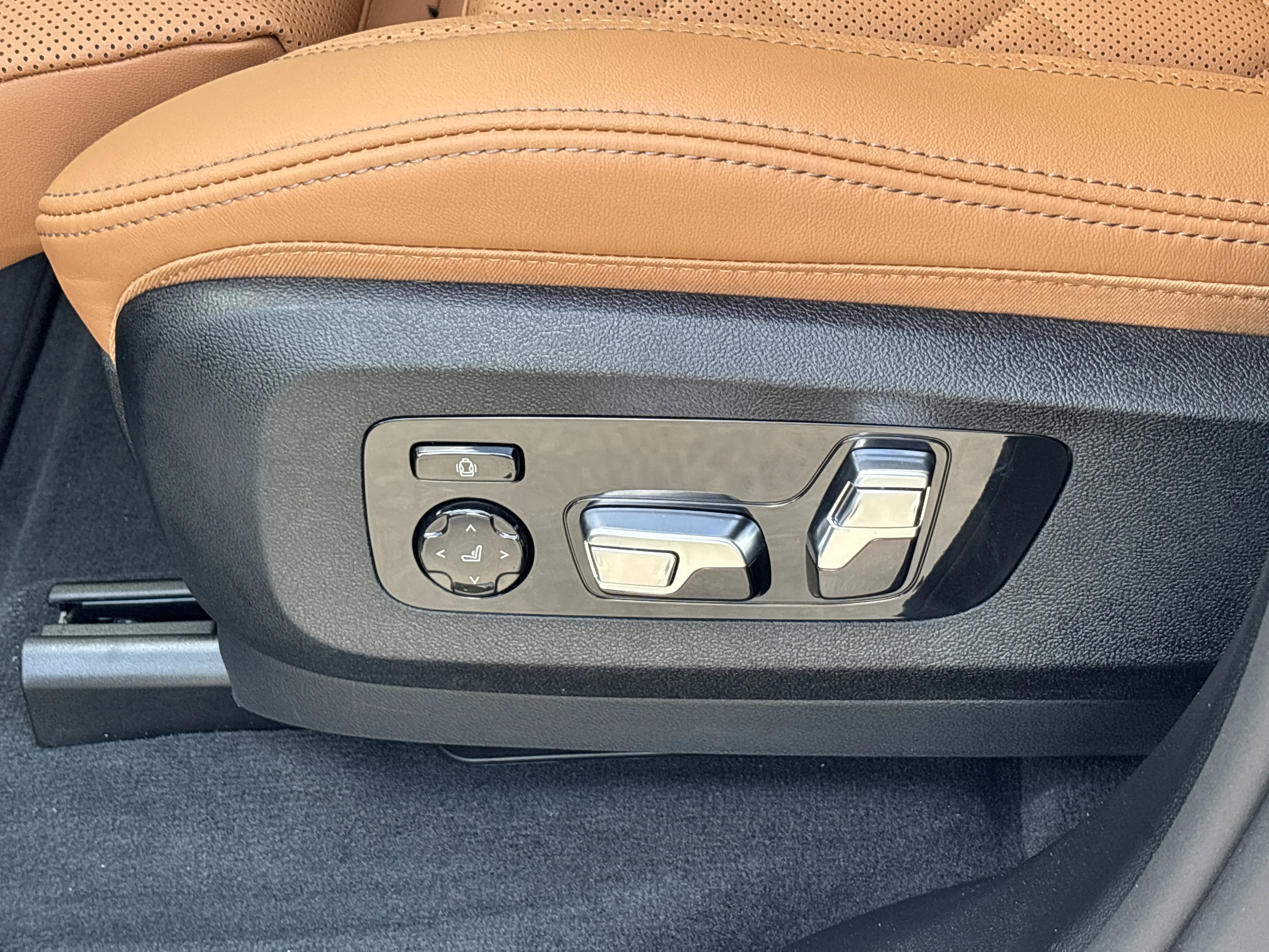 New 2026 MINERAL WHITE BMW xDrive40i image 21