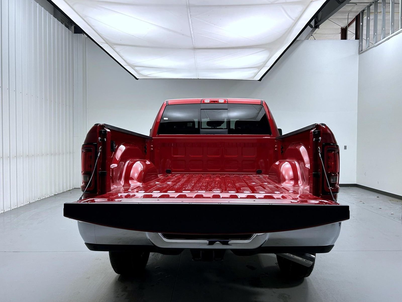 New 2026 Molten Red Pearl-Coat Exterior Paint RAM Tradesman image 9