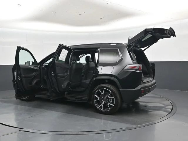 New 2026 Diamond Black Crystal Pearl-Coat Exterior Paint Jeep Overland image 50