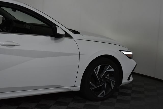 2025 Hyundai Elantra Limited - Photo 10