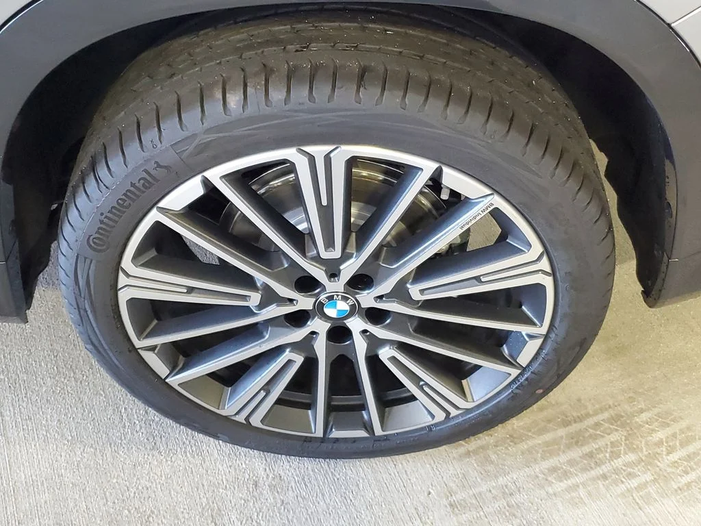 Used 2026 Space Silver Metallic BMW xDrive28i image 5