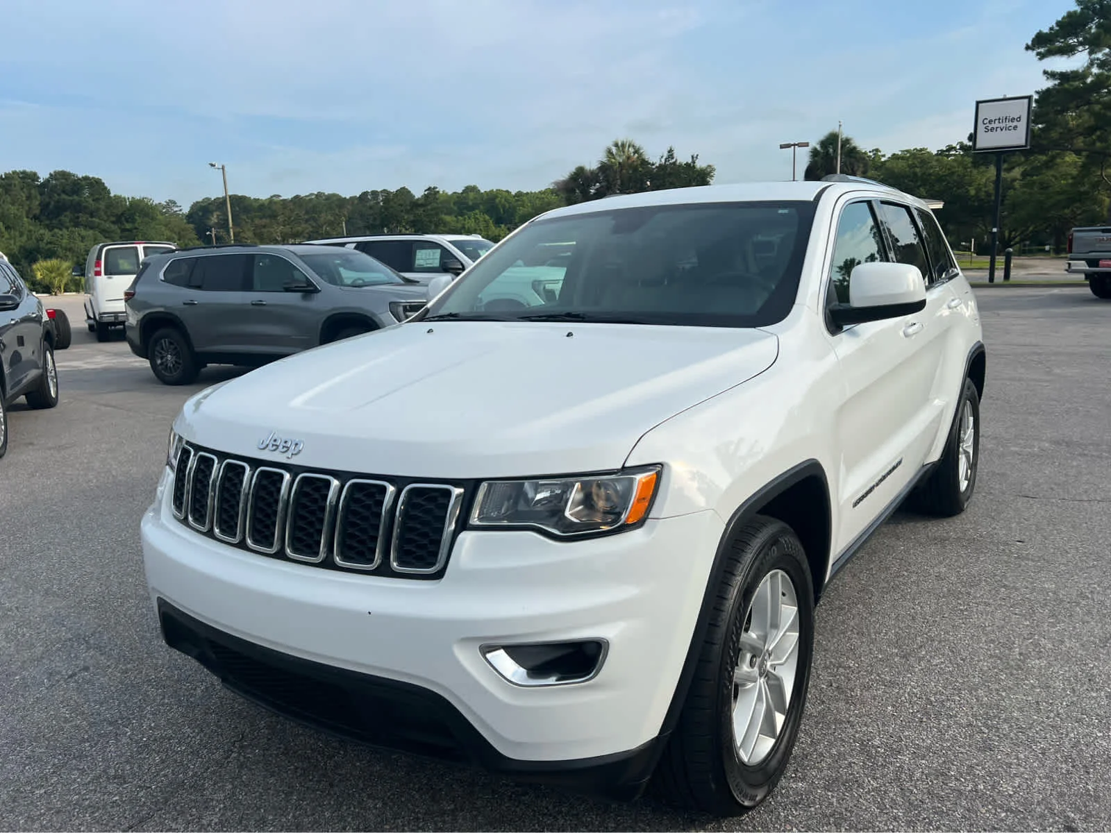 Used 2018  Jeep Laredo E image 1