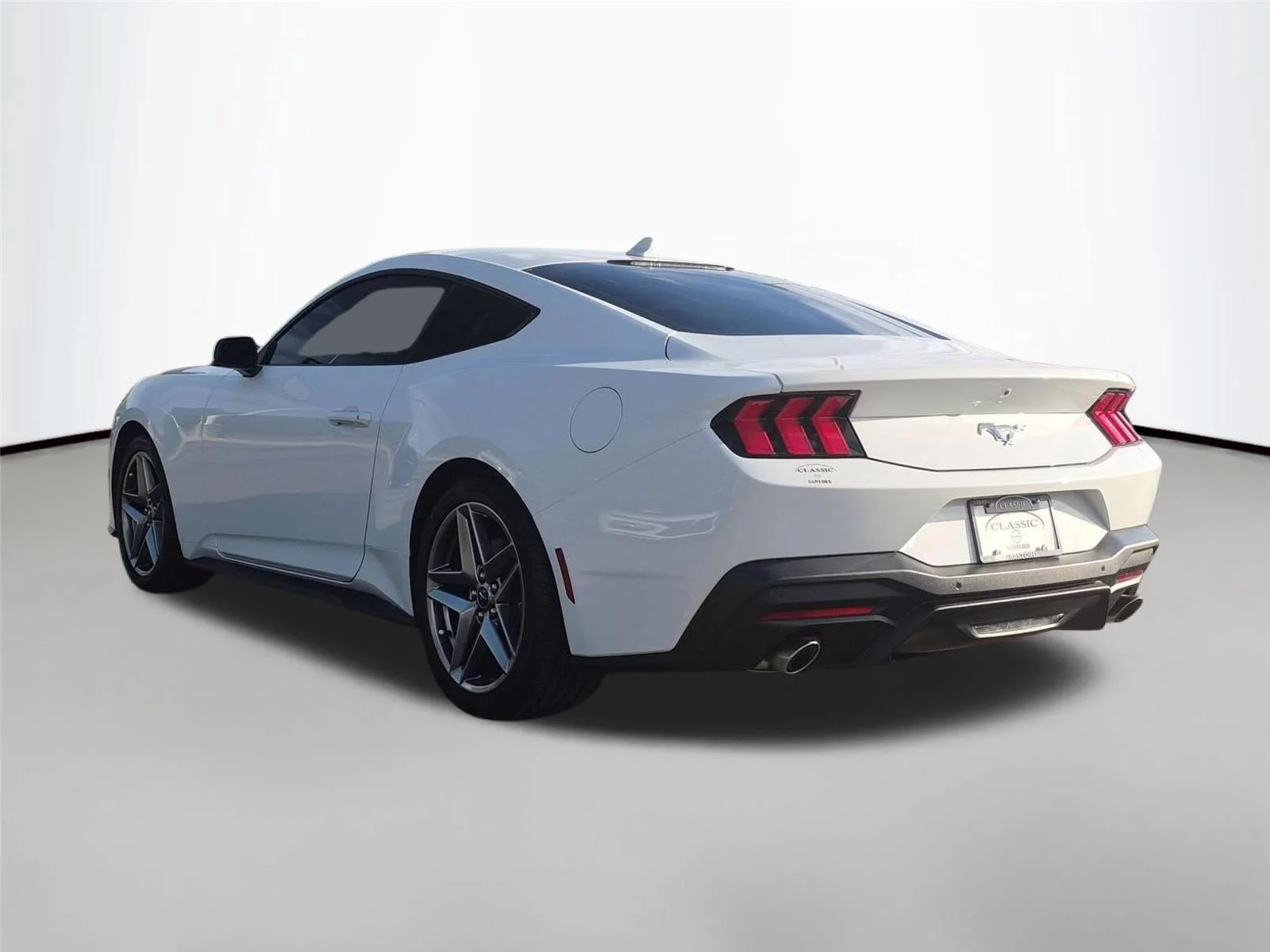 Used 2025 Oxford White Ford EcoBoost image 3