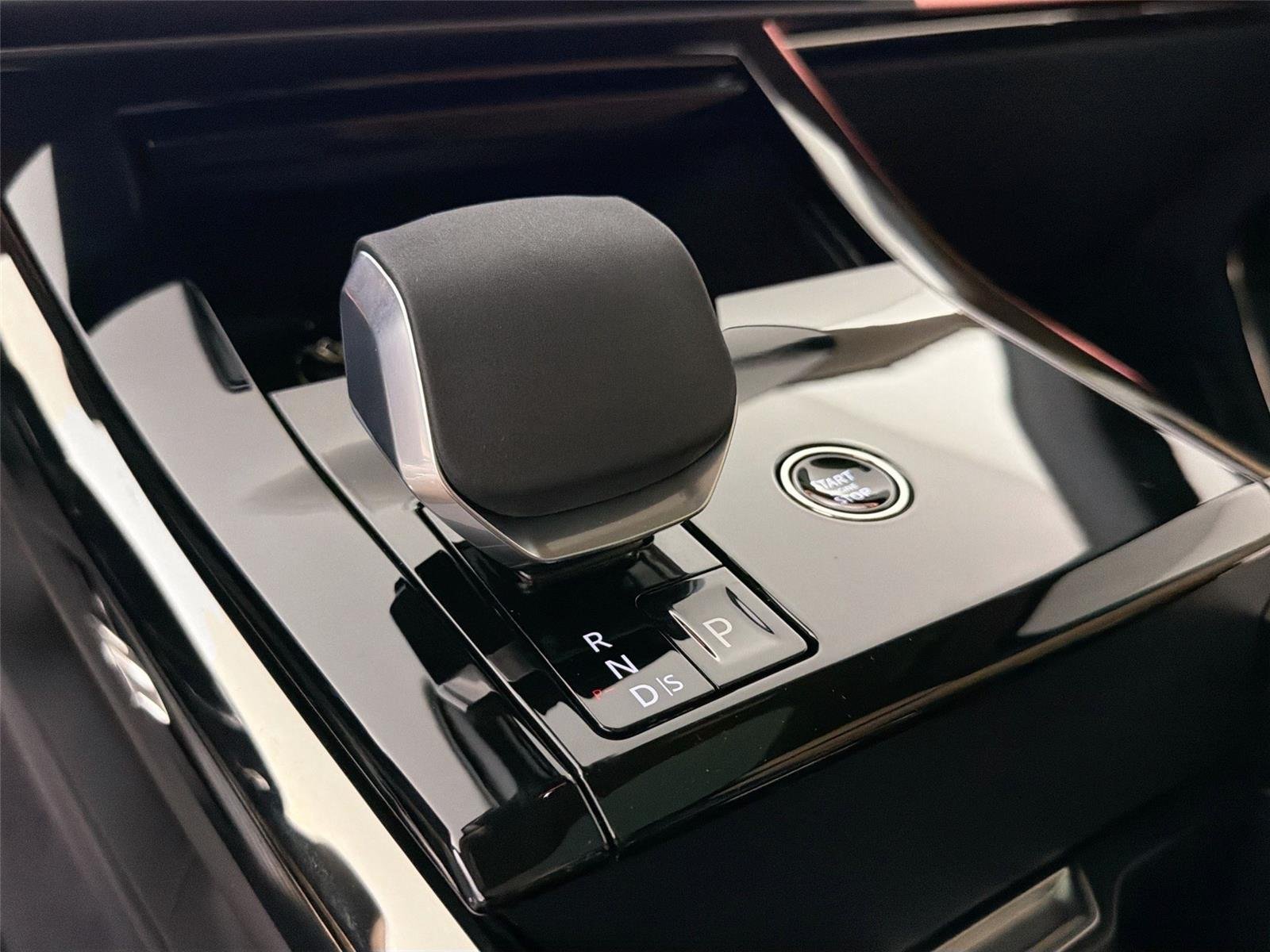 New 2026 Santorini Black LAND ROVER Dynamic SE image 16