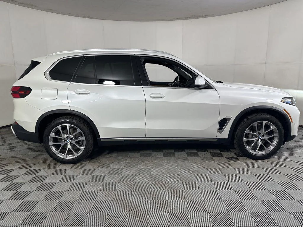 Used 2024 White Metallic BMW xDrive40i image 5