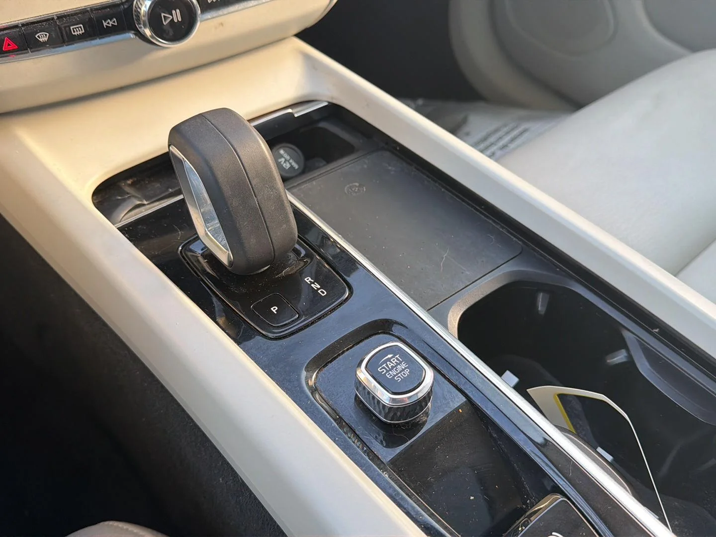 Used 2022  Volvo Momentum image 18