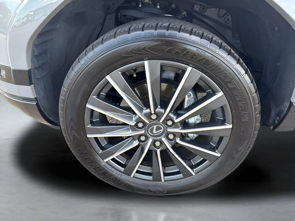 Used 2024  Lexus 550 Luxury+ image 42