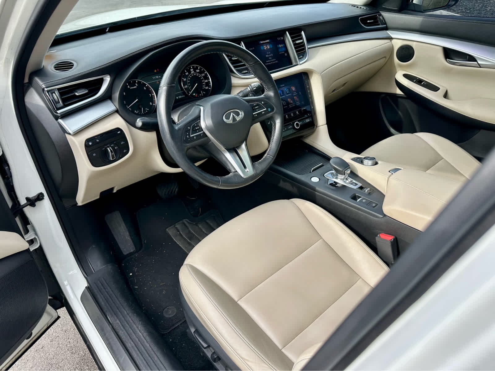 Used 2021 Majestic White INFINITI LUXE image 11