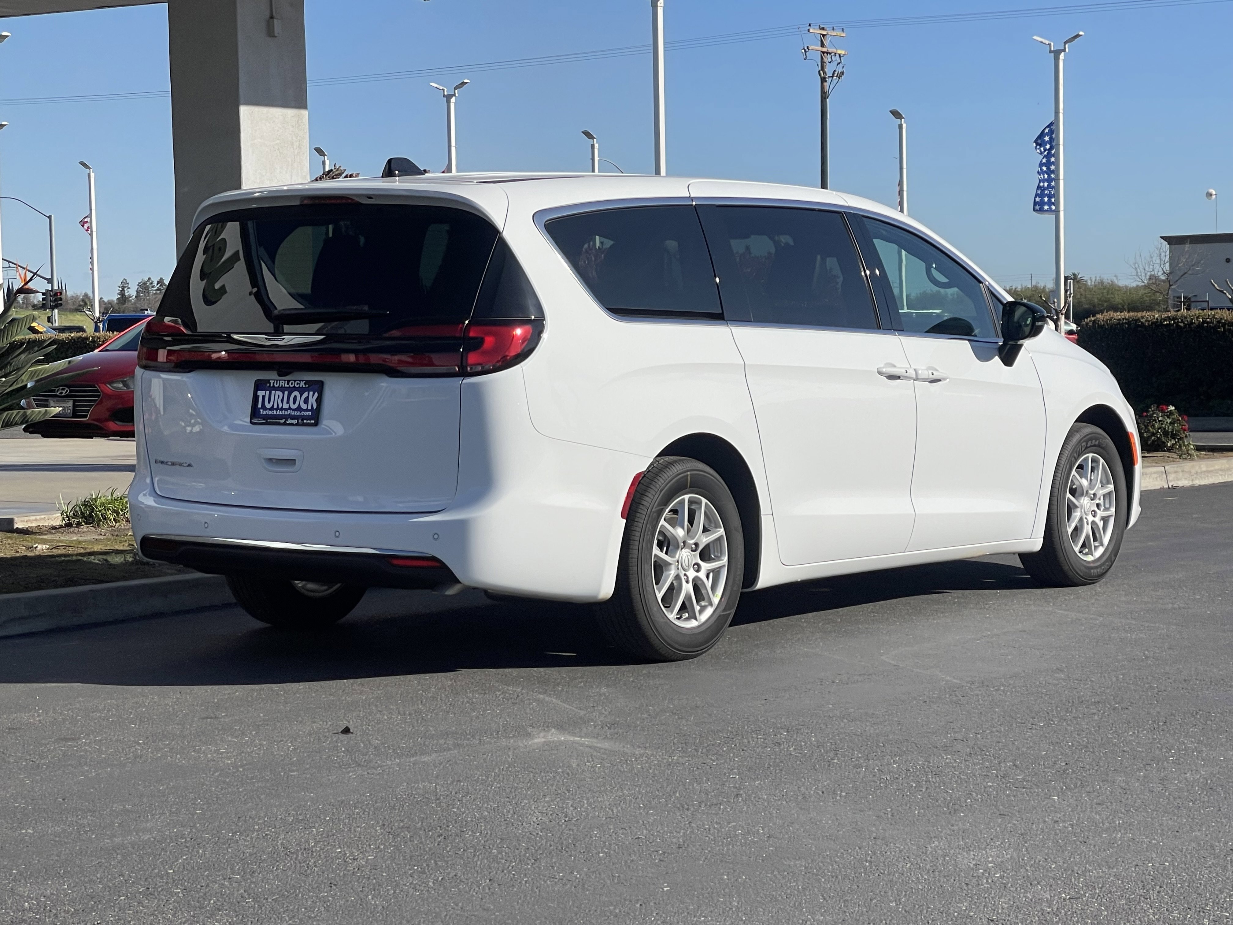 New 2026 Bright White Clear-Coat Exterior Paint Chrysler Select image 11