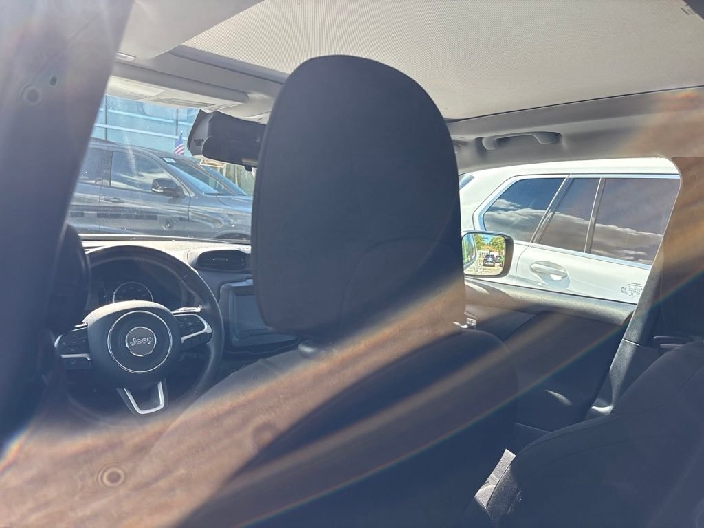 Used 2019 White Jeep Latitude image 12