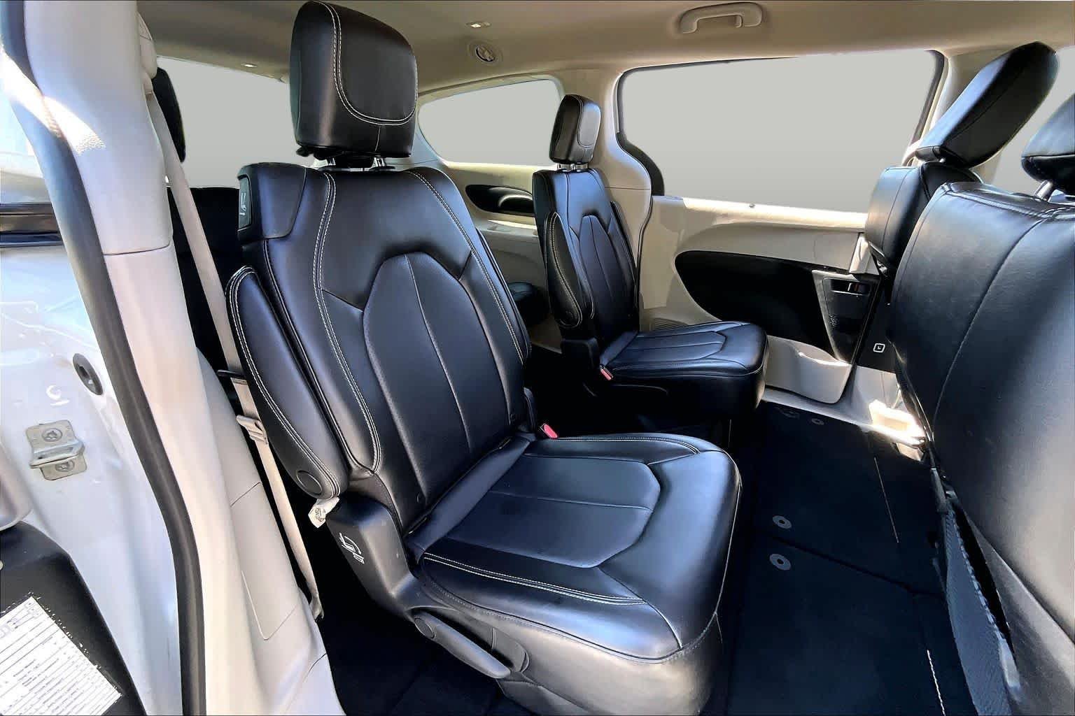 Used 2023 Bright White Clearcoat Chrysler Touring L image 19