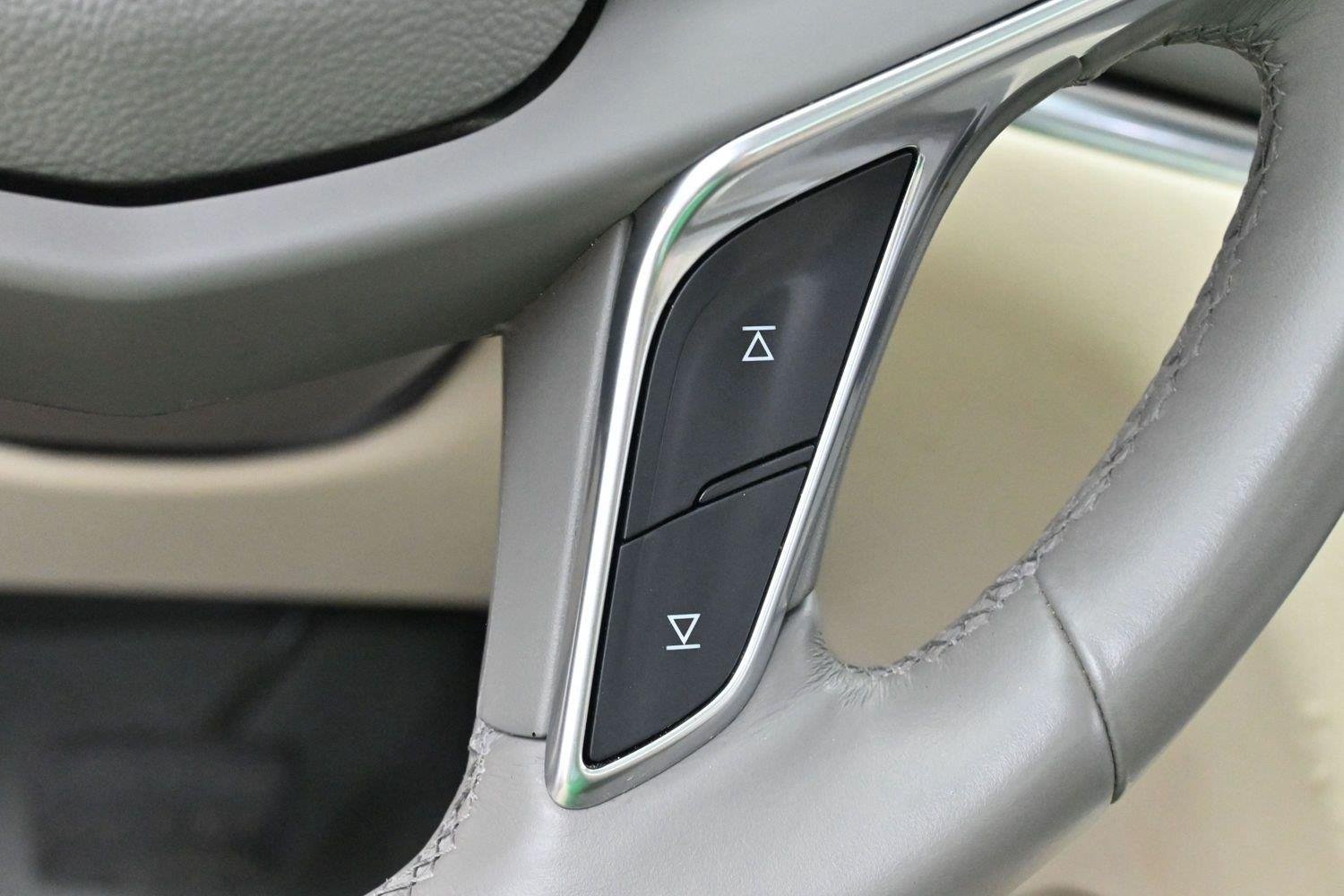Used 2017 CRYSTAL WHITE TRICOAT Cadillac Luxury FWD image 22