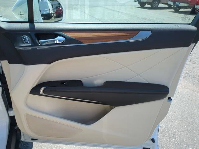 Used 2015 White Lincoln Base image 33