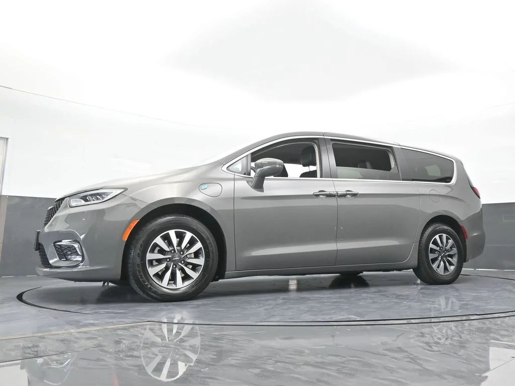 Used 2022 Ceramic Gray Clearcoat Chrysler Touring L image 60