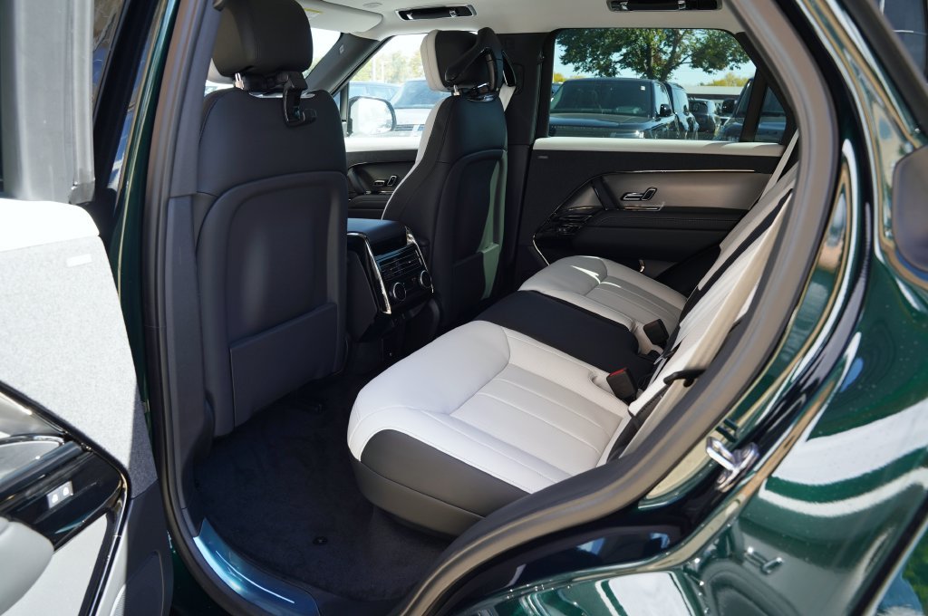 New 2027 British Racing Green Land Rover Dynamic SE image 32