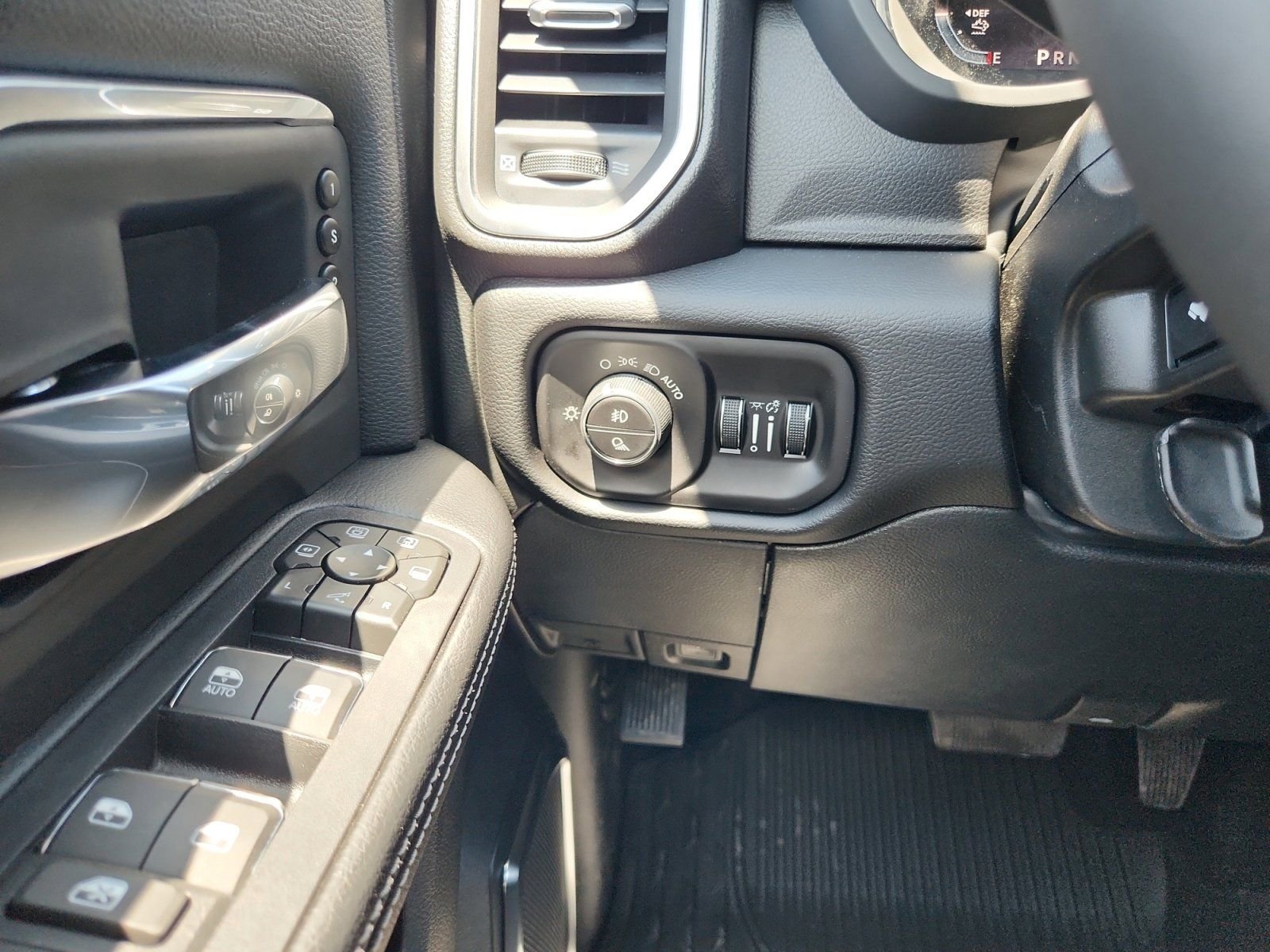 New 2026 Bright White Clear-Coat Exterior Paint RAM Laramie image 18