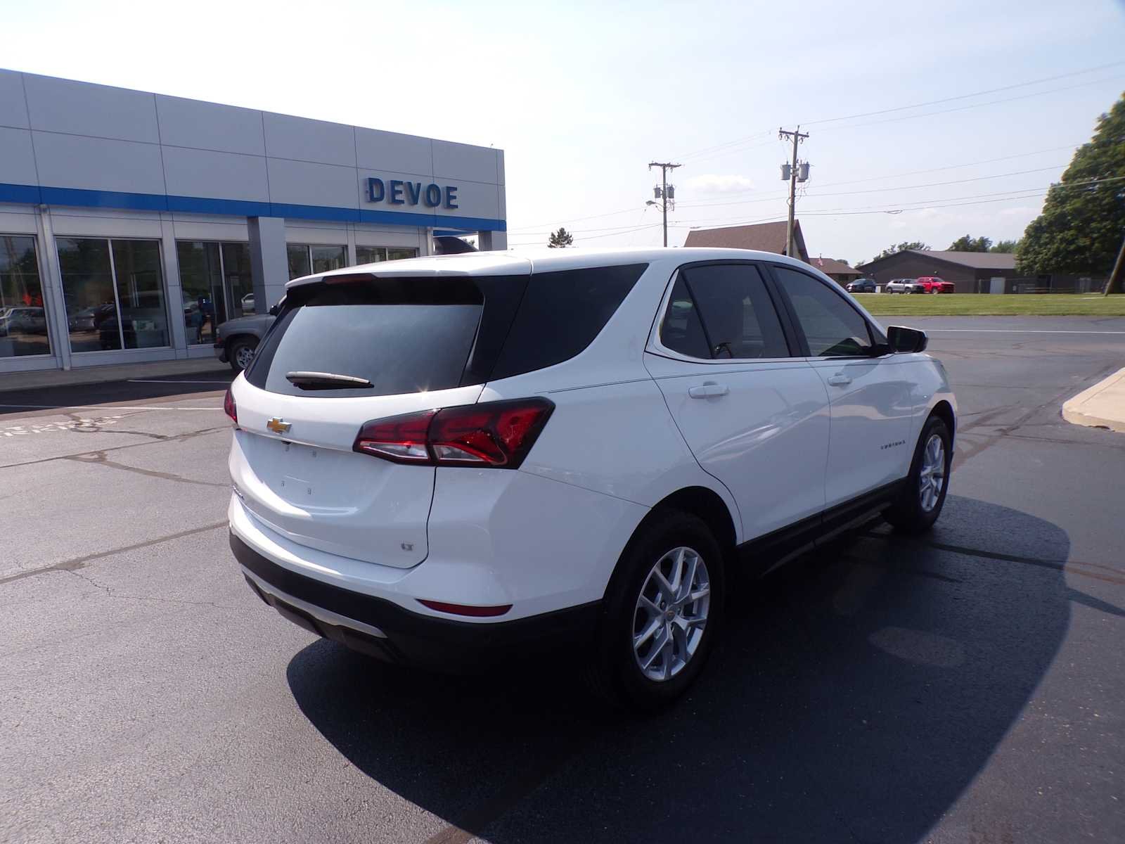 Used 2024 Summit White Chevrolet LT image 3