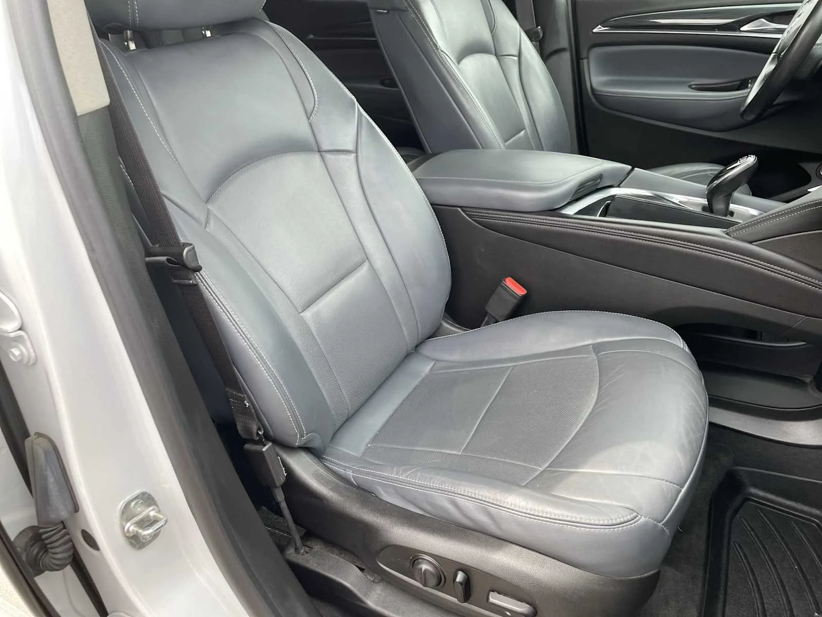 Used 2020 Includes Satin Nickel lower exterior accent color.) Buick Essence image 29