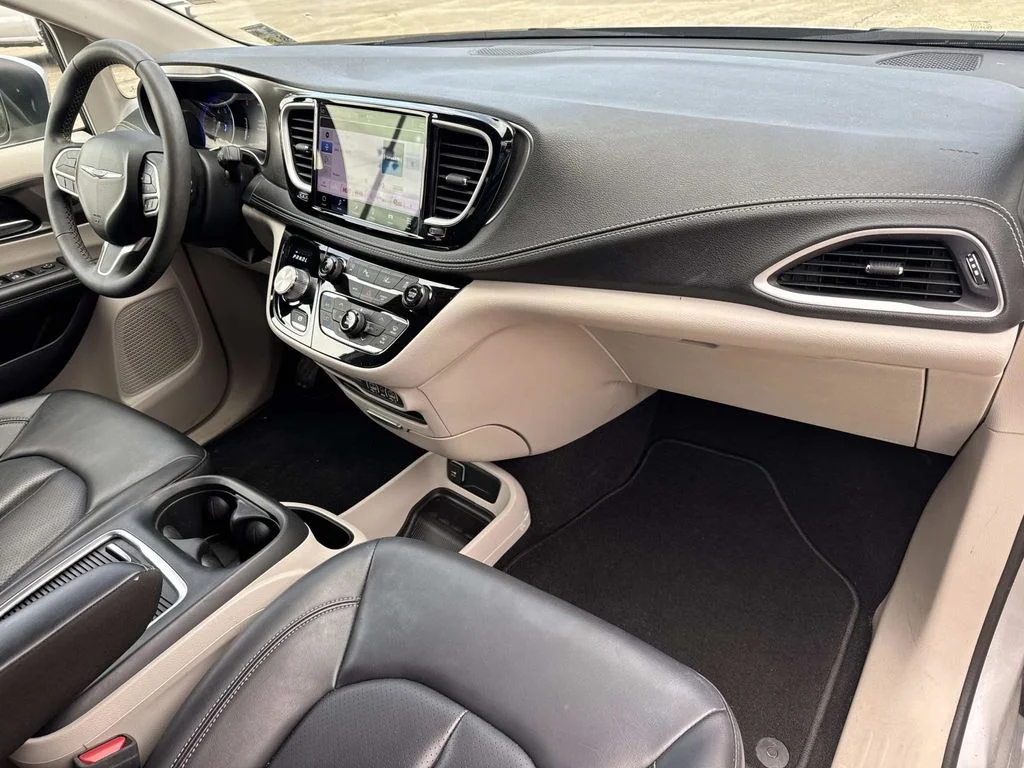 Used 2023 Silver Chrysler Touring L image 29
