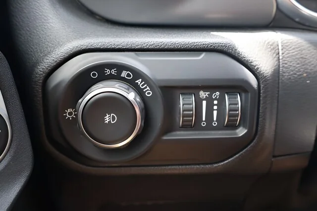 Used 2021 Granite Crystal Metallic Clearcoat Jeep Sport image 19