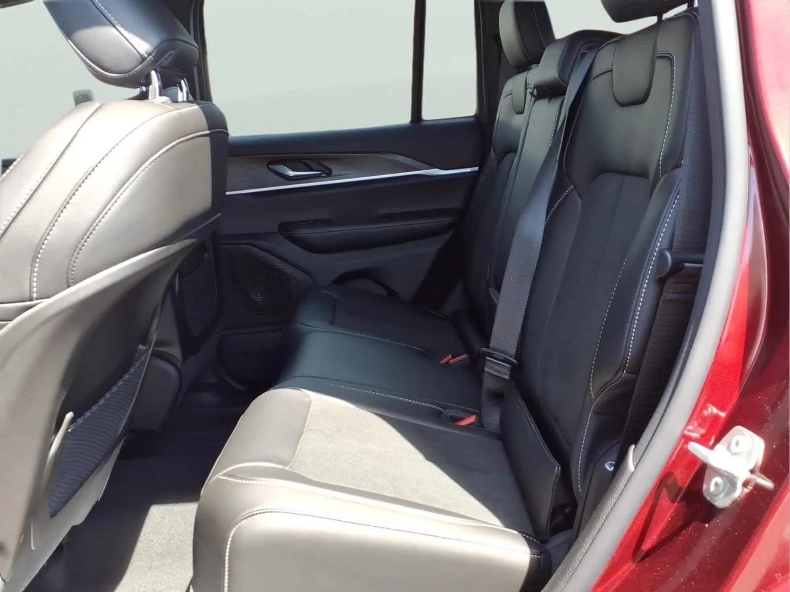 New 2026 Velvet Red Pearl-Coat Exterior Paint Jeep Laredo Altitude image 15