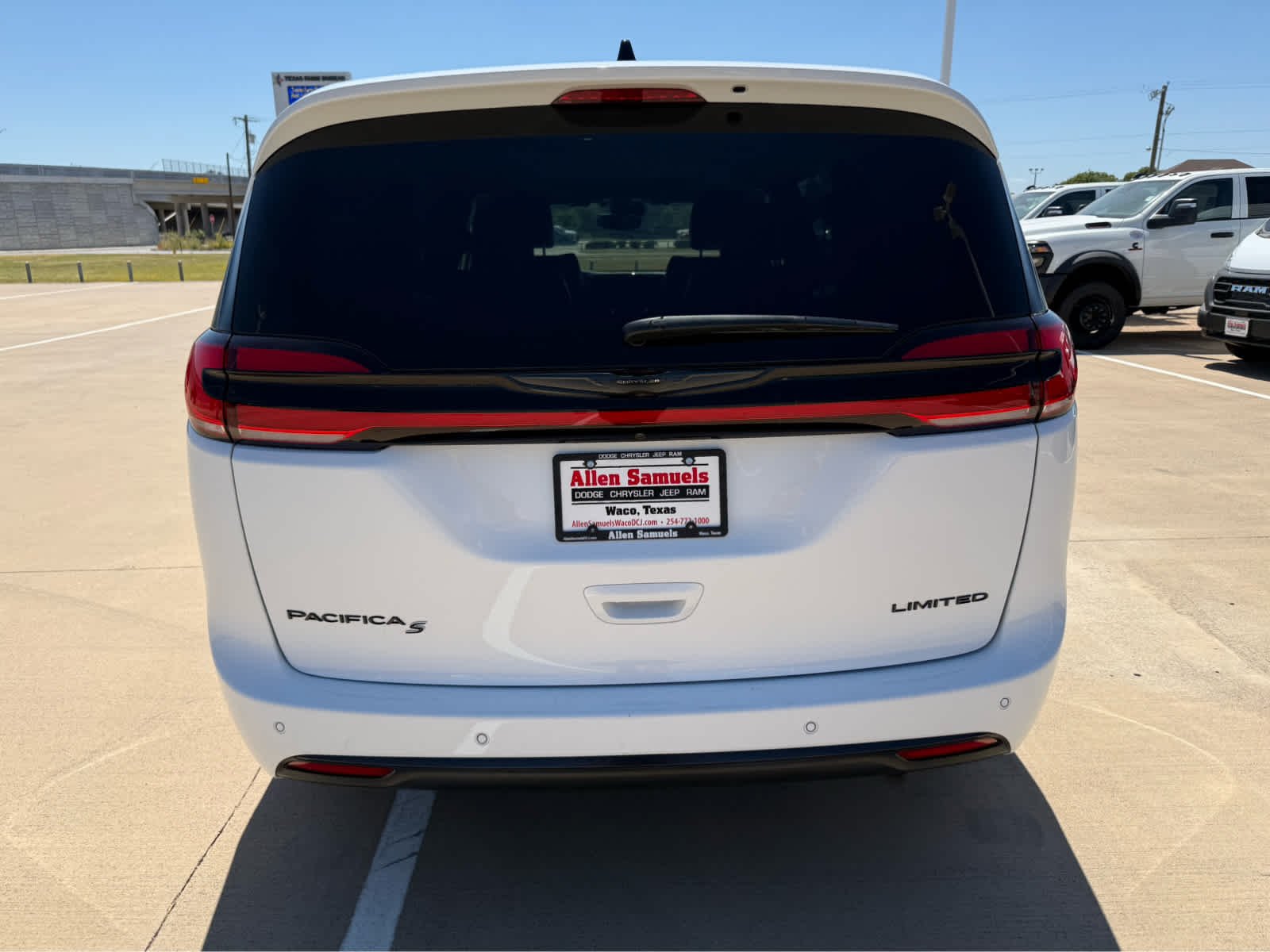 Used 2025 Bright White Clearcoat Chrysler Limited image 7