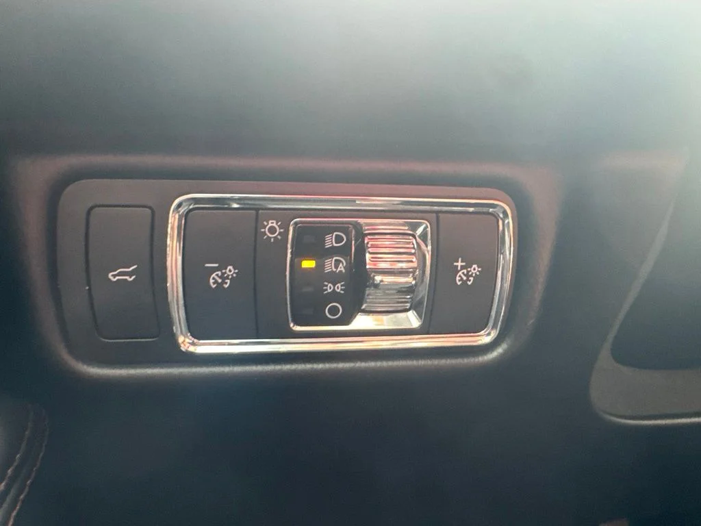 Used 2023 White Metallic Lincoln Standard image 24