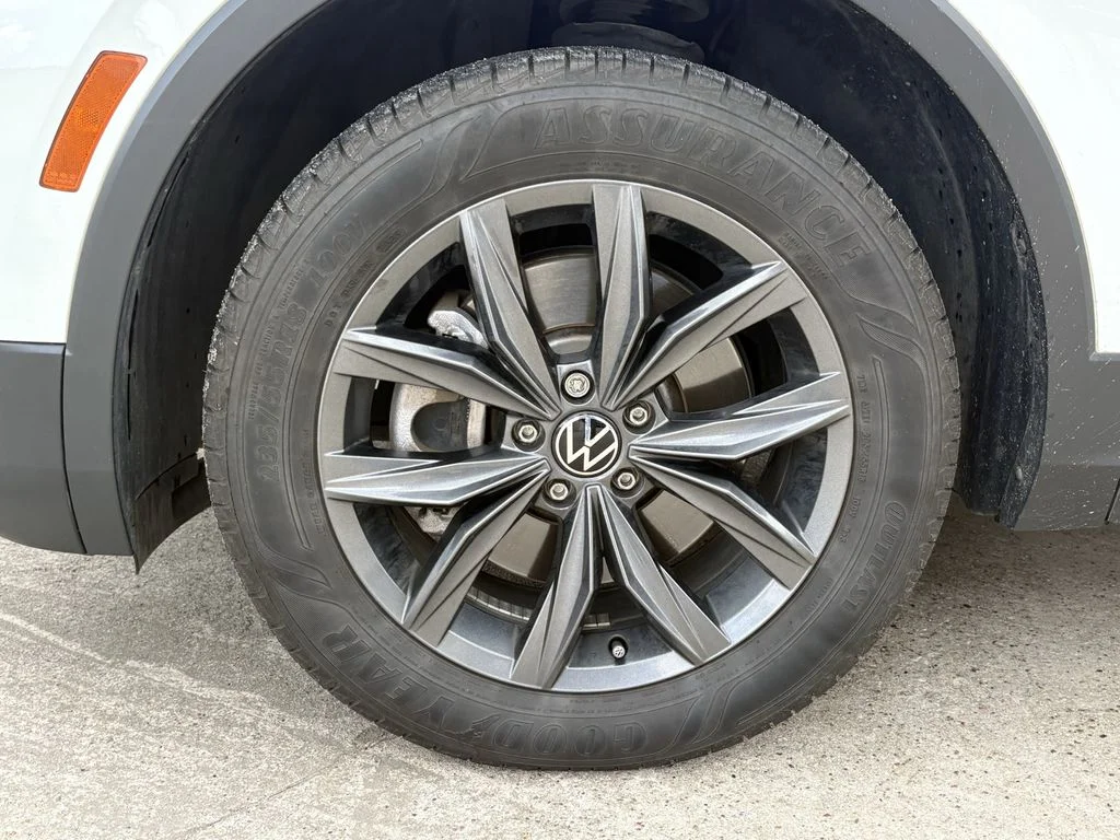Used 2022  Volkswagen 2.0T SE image 9