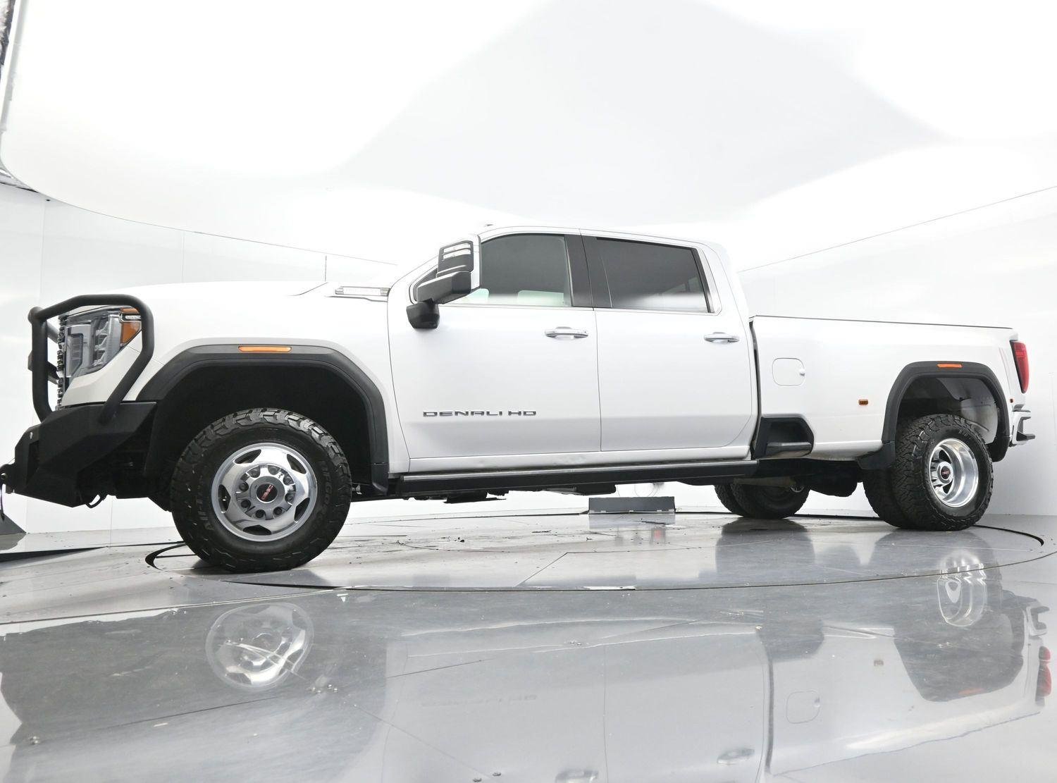Used 2022 White Frost Tricoat GMC Denali image 51
