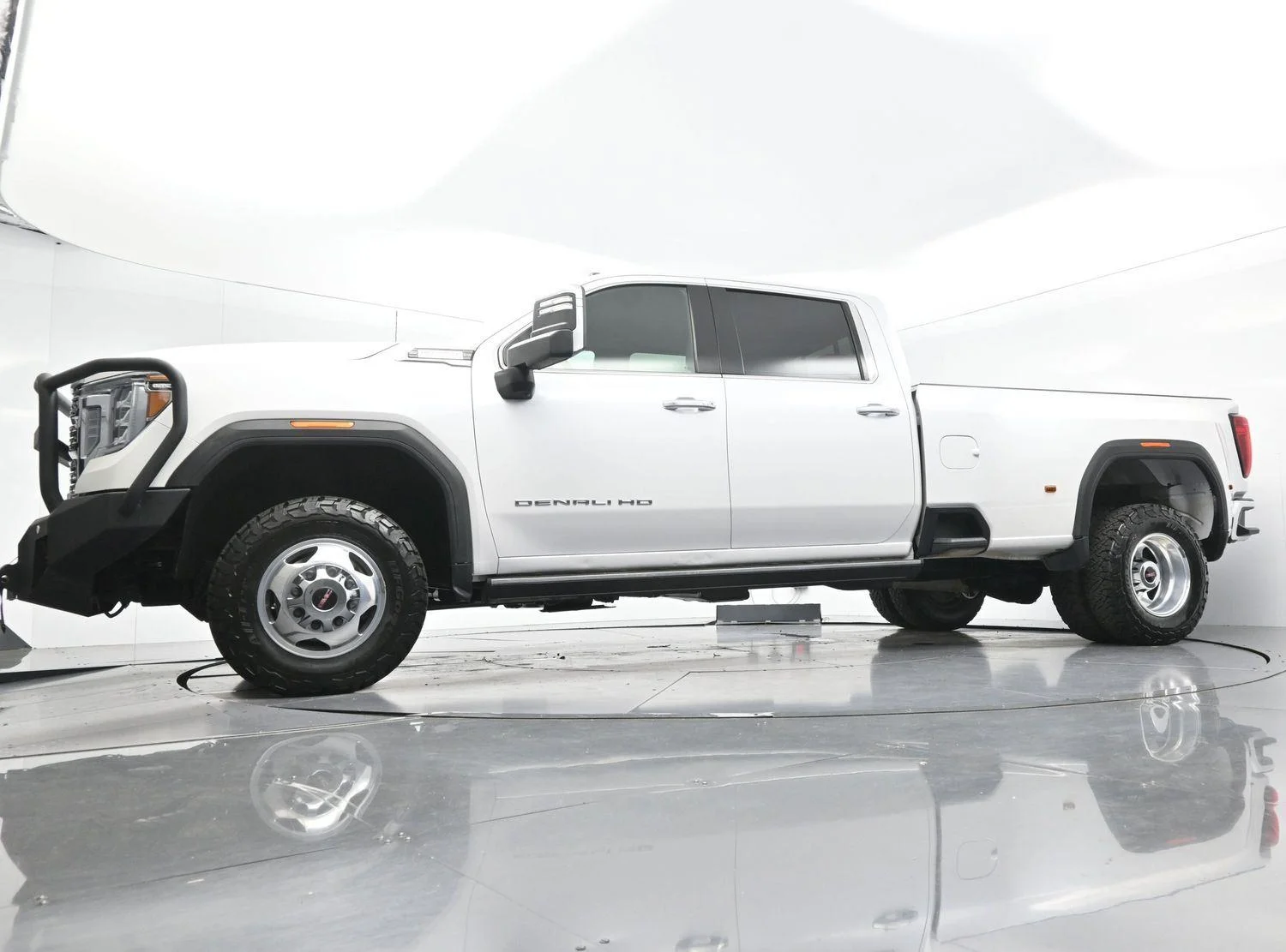 Used 2022 White Frost Tricoat GMC Denali image 51