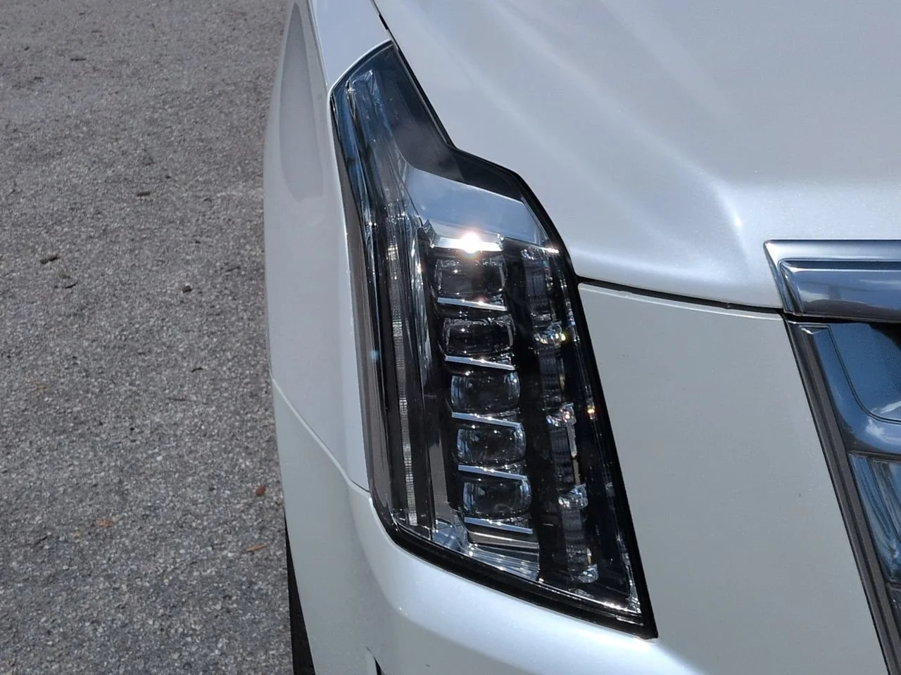 Used 2017 Crystal White Tricoat Cadillac Premium Luxury image 10