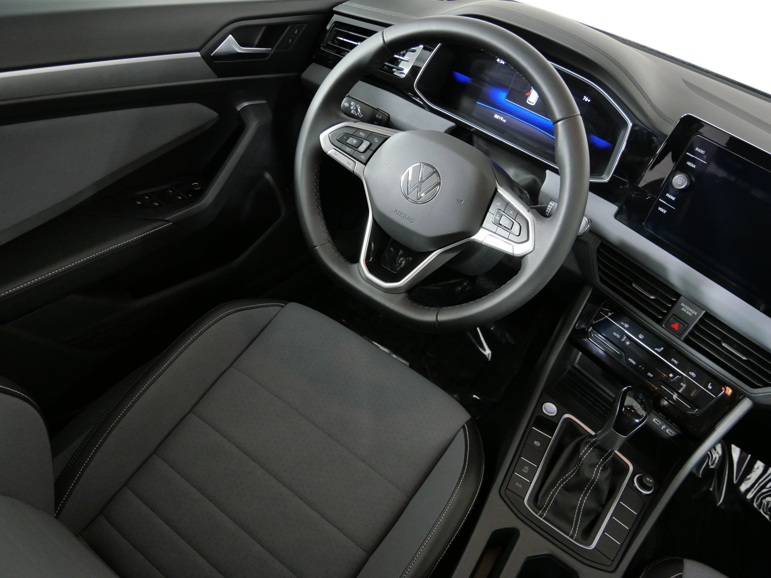 Used 2025 MONTERY BLUE Volkswagen SE image 9