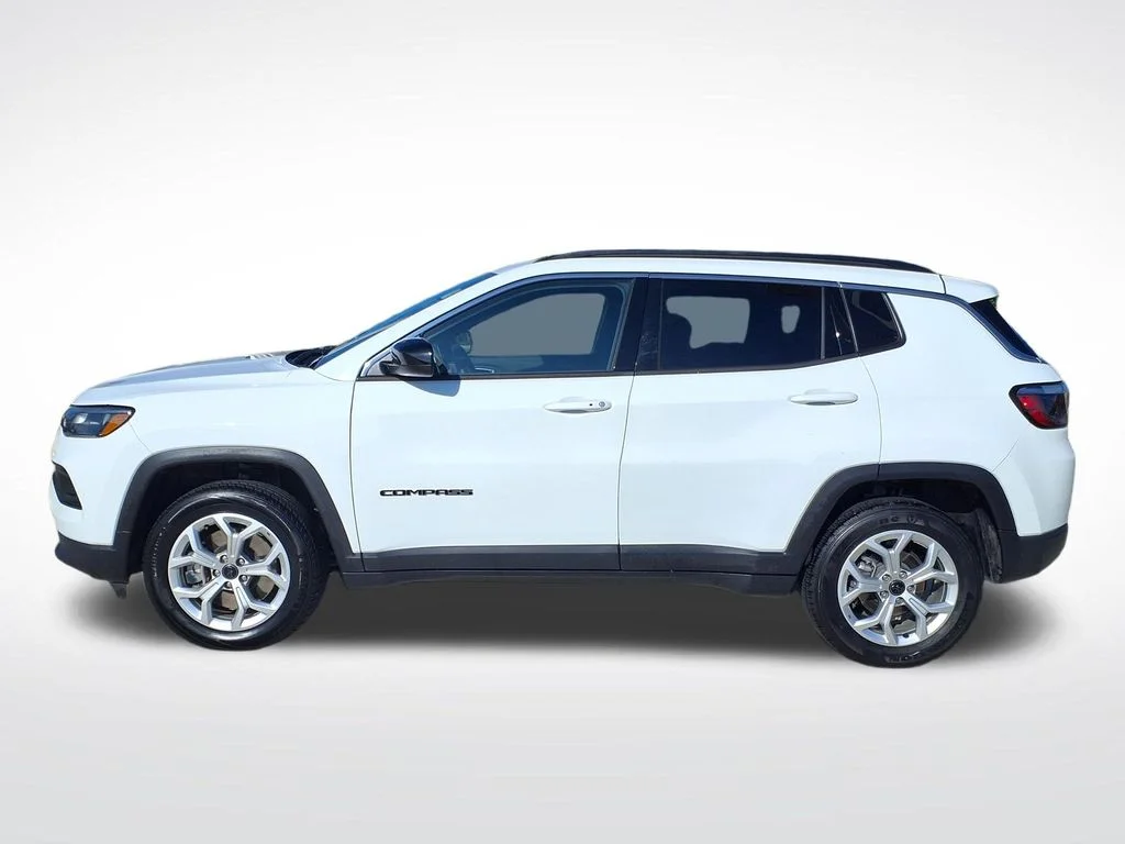 Used 2025 White Jeep Latitude image 5