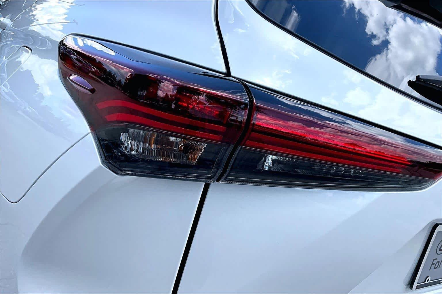 Used 2025 Wind Chill Pearl Toyota Hybrid Limited image 29
