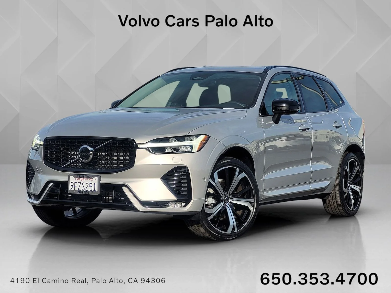 2023 Volvo XC60 B5 Ultimate Dark Theme AWD's photo