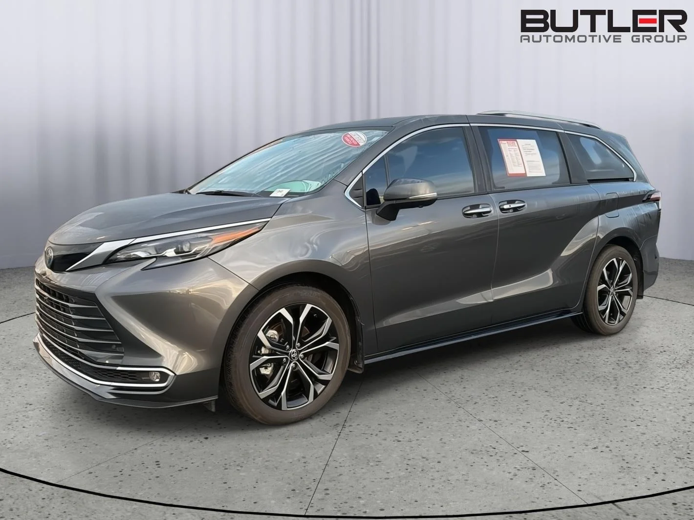 2025 Toyota Sienna Platinum 7-Passenger Hybrid FWD's photo
