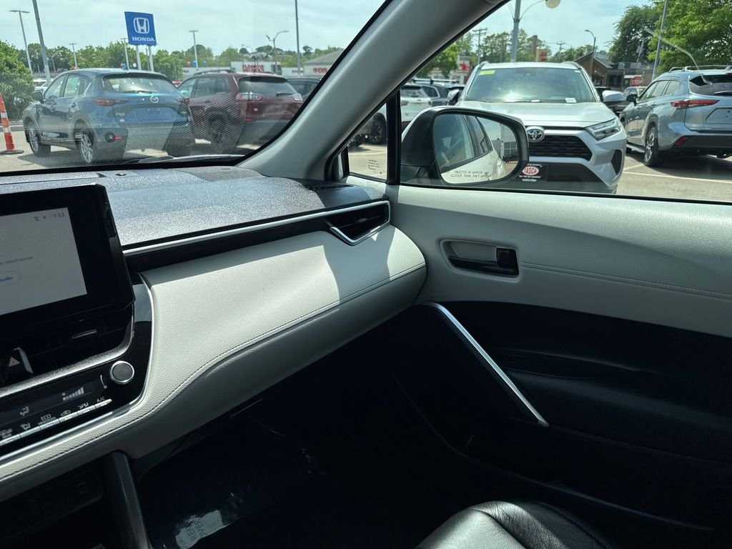 Used 2023 Off-white Toyota LE image 30