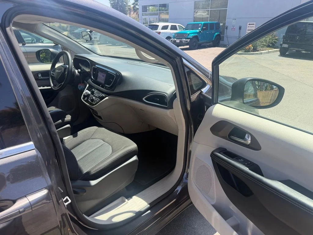 Used 2022 Gray Chrysler LX image 14