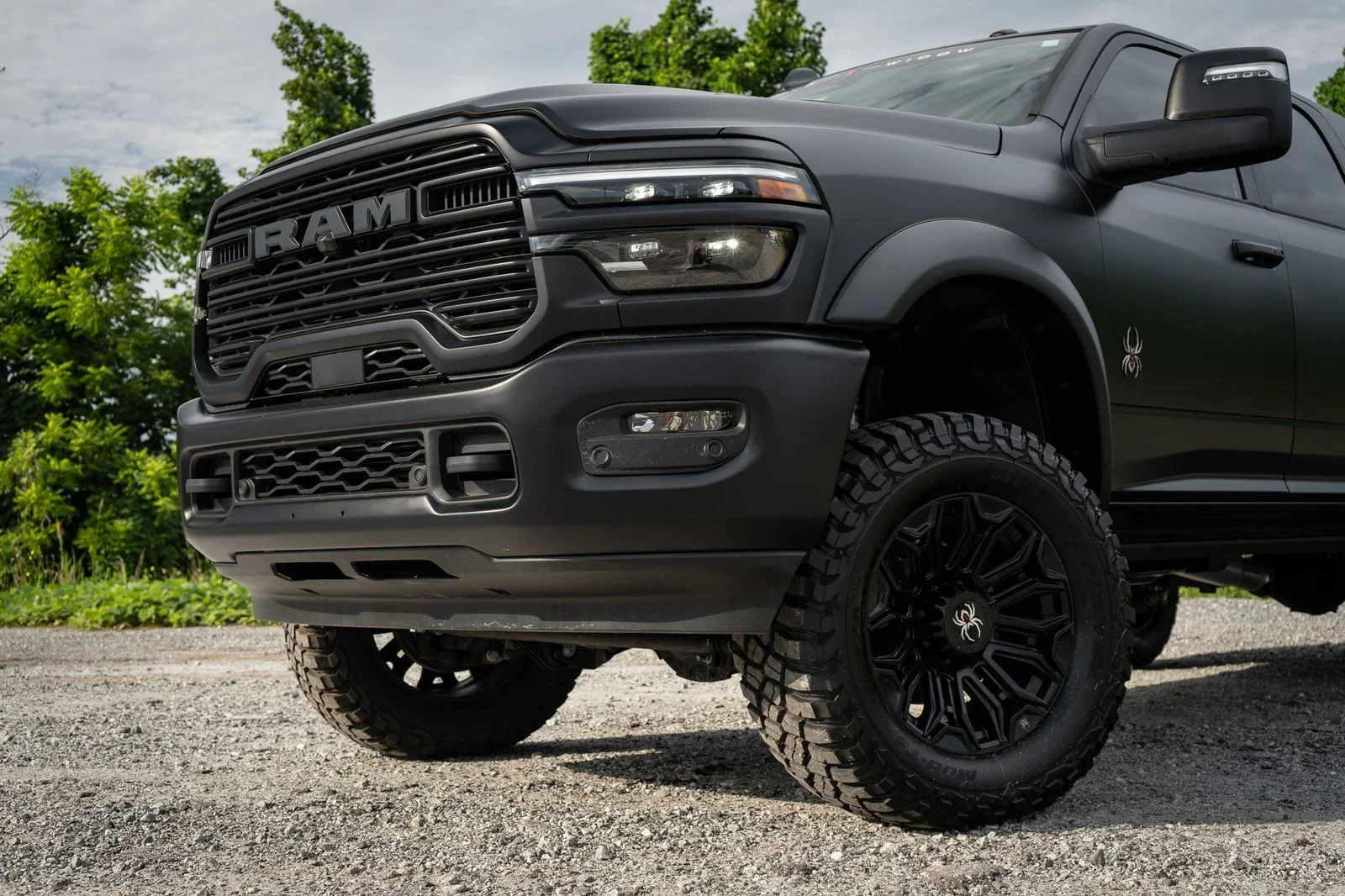 New 2026 Diamond Black Crystal Pearl-Coat Exterior Paint RAM Laramie with Black Widow Package image 6