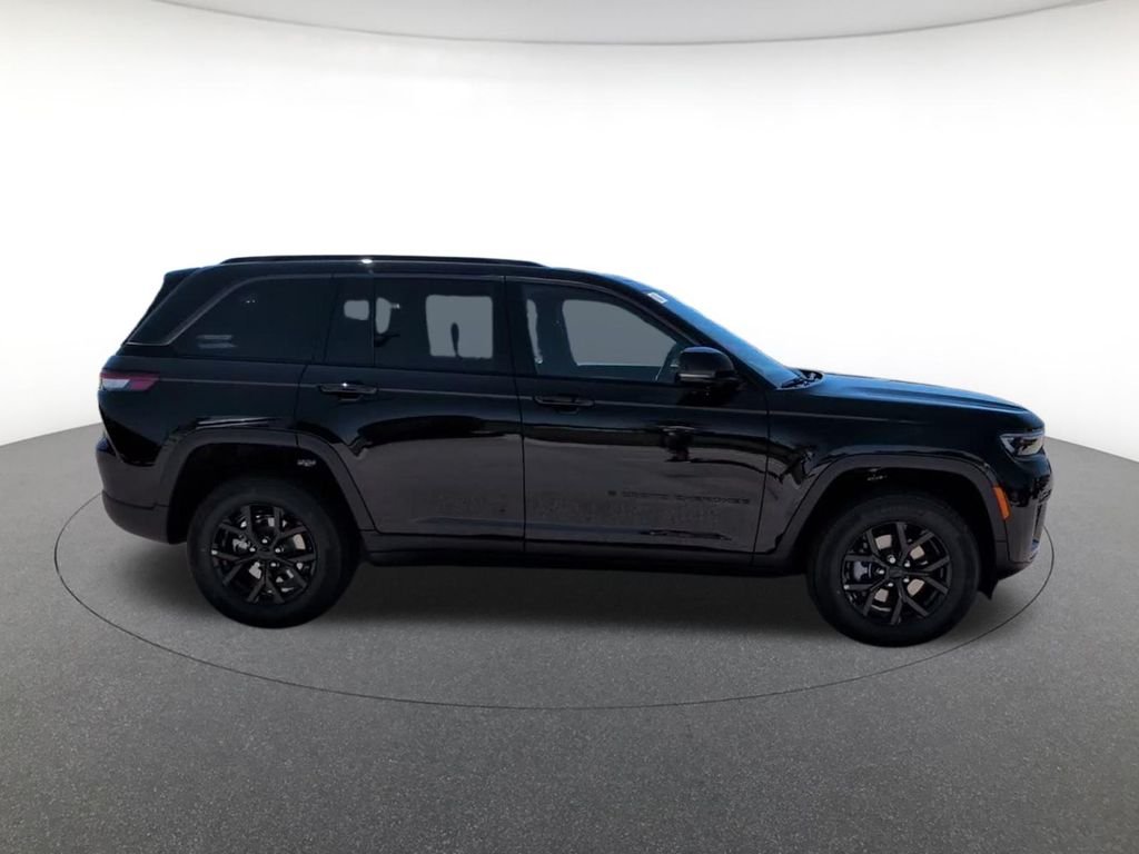New 2026 Diamond Black Crystal Pearl-Coat Exterior Paint Jeep Laredo image 5
