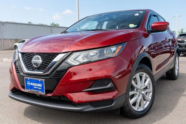 Used 2022 Red Nissan S image 1