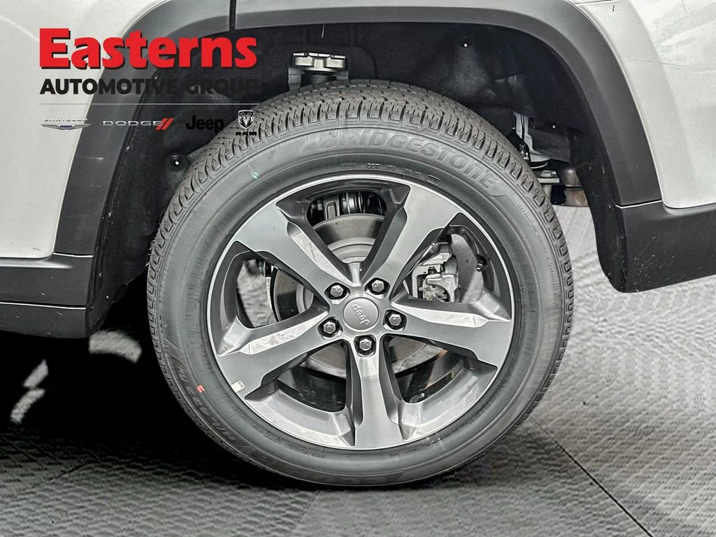 New 2026 Bright White Clear-Coat Exterior Paint Jeep Limited image 26