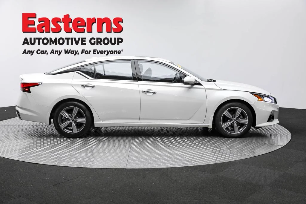 Used 2022 White Nissan 2.5 SL image 4