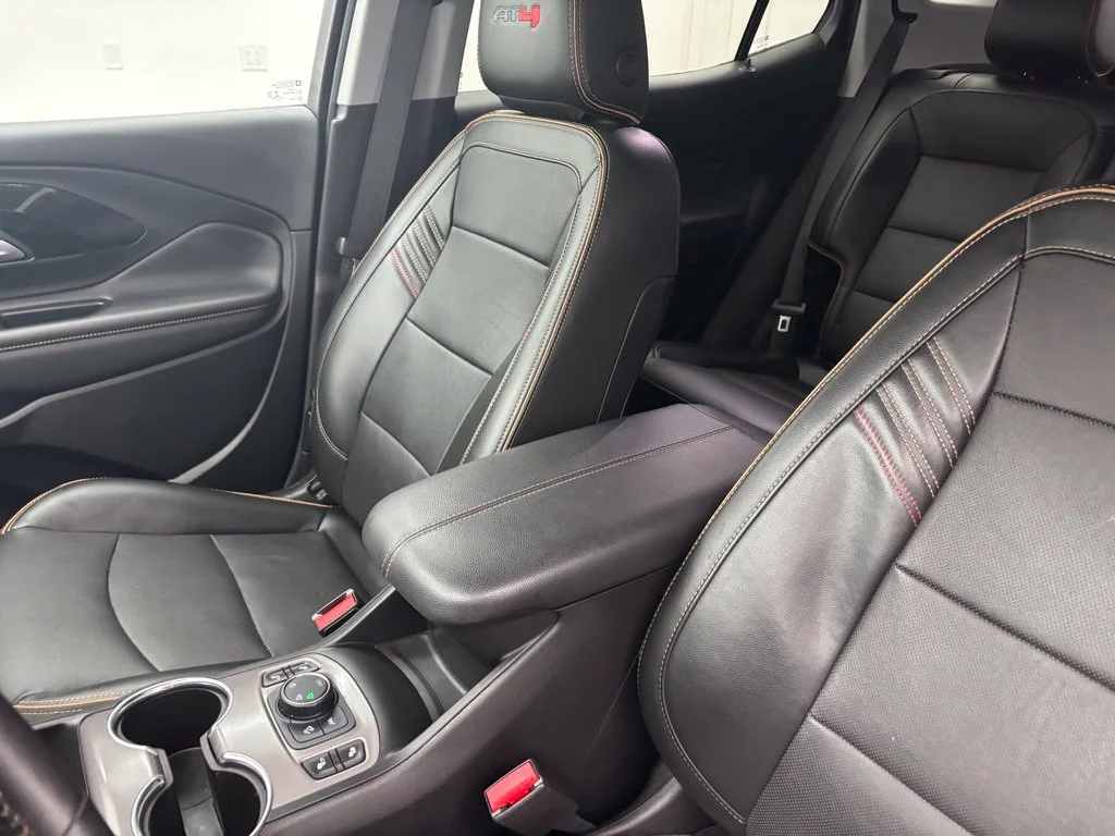 Used 2022 White GMC AT4 image 25