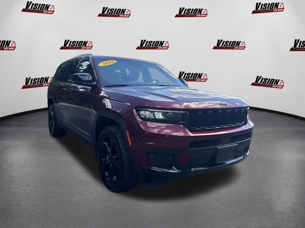 Used 2023 Red Jeep Altitude image 3